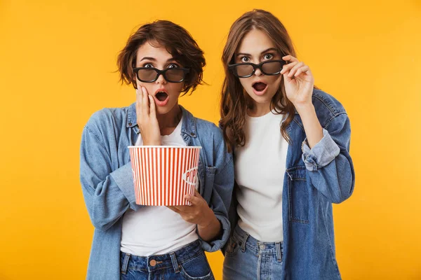 Foto Scioccato Emozionato Emotivo Giovani Donne Amiche Posa Isolata Sfondo — Foto Stock