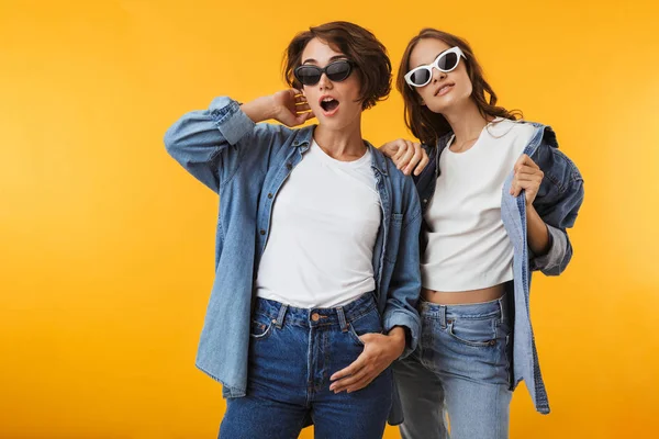 Image Femmes Étonnantes Amis Isolés Sur Fond Mur Jaune Posant — Photo