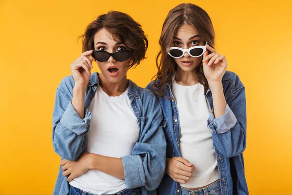 Foto Scioccato Emozionato Emotivo Giovani Donne Amiche Posa Isolata Sfondo — Foto Stock