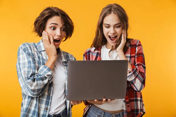 Imagen Mujeres Emocionadas Conmocionadas Amigas Aisladas Sobre Fondo Pared Amarillo —  Fotos de Stock