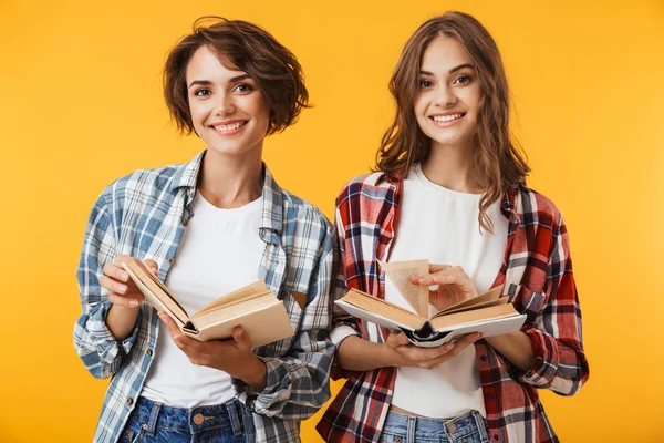 Foto Van Vrienden Van Jonge Vrouwen Poseren Geïsoleerd Gele Achtergrond — Stockfoto