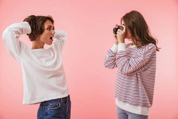 Immagine Una Donna Incredibile Scattare Una Foto Della Sua Amica — Foto Stock