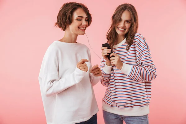 Imagem Mulheres Felizes Alegres Amigos Isolados Sobre Fundo Parede Rosa — Fotografia de Stock