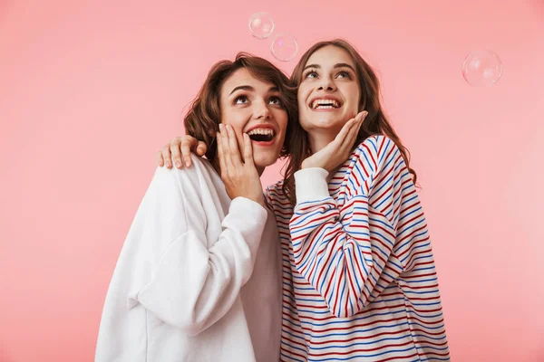 Изображение Веселой Счастливой Женщины Друзья Изолированы Розовом Фоне Стены Над — стоковое фото