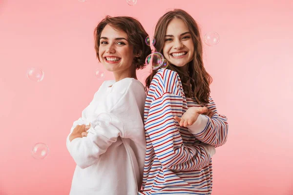 Imagem Alegres Mulheres Felizes Amigos Isolados Sobre Fundo Parede Rosa — Fotografia de Stock