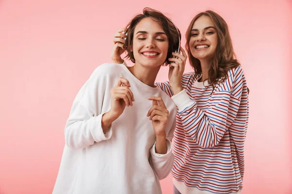 Afbeelding Van Gelukkig Emotionele Jonge Vrouwen Vrienden Poseren Geïsoleerd Roze — Stockfoto