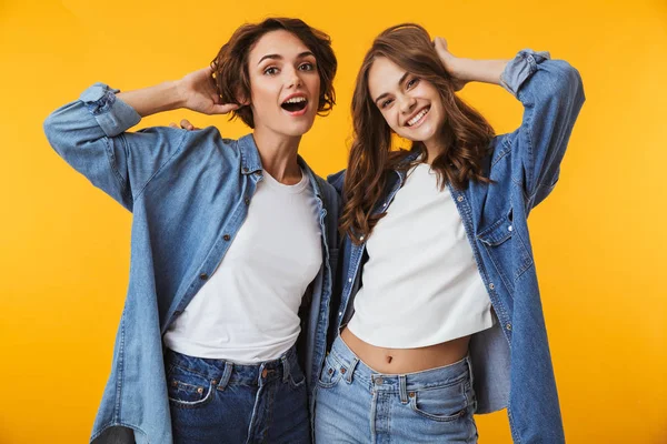 Foto Van Vrienden Van Gelukkig Emotionele Jonge Vrouwen Poseren Geïsoleerd — Stockfoto