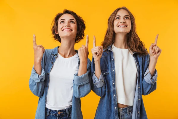 Immagine Incredibili Sorridenti Emotive Giovani Amiche Posa Isolata Sfondo Giallo — Foto Stock