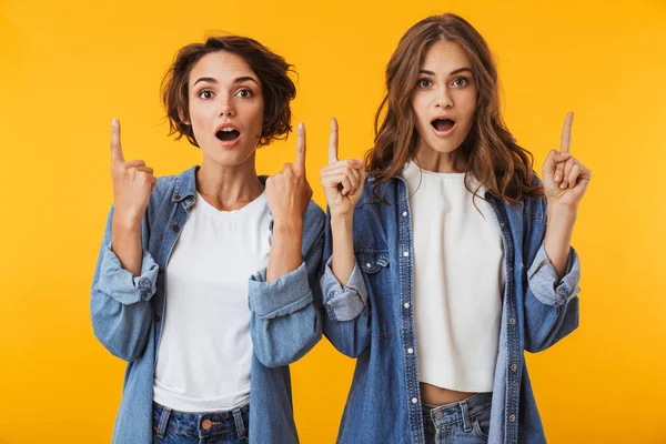 Imagen Increíbles Sonrientes Jóvenes Emocionales Amigas Posando Aisladas Sobre Fondo —  Fotos de Stock