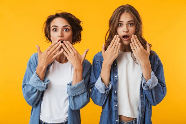 Image Shocked Young Women Friends Posing Isolated Yellow Background — Stock Photo, Image