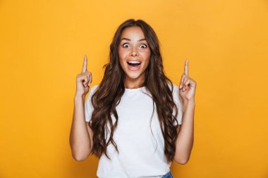 Duygusal genç güzel kadın poz görüntü sarı arka plan üzerinde gösterilen boşaltmak izole.