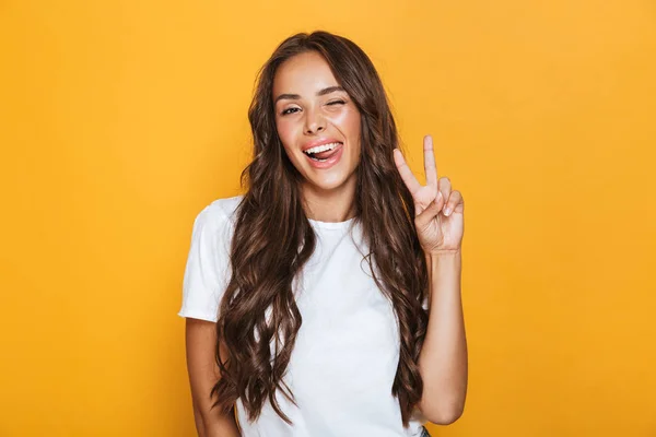 Retrato Uma Menina Alegre Com Longos Cabelos Escuros Sobre Fundo — Fotografia de Stock