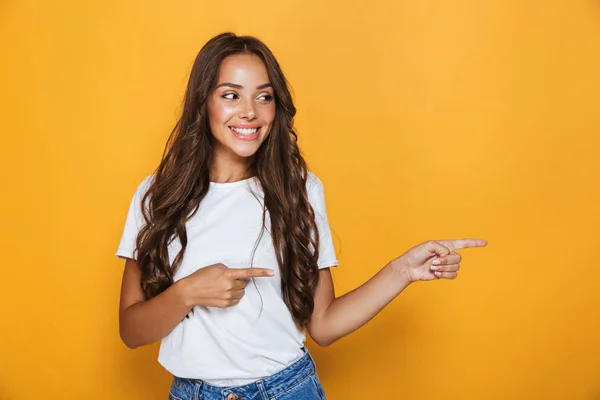 Imagem Jovem Mulher Bonita Emocional Posando Isolado Sobre Fundo Amarelo — Fotografia de Stock