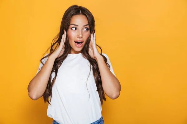 Afbeelding Van Geschokt Emotionele Jonge Mooie Vrouw Poseren Geïsoleerd Gele — Stockfoto