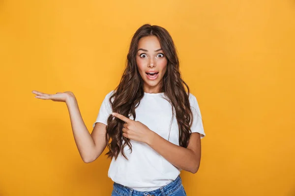 Imagem Jovem Mulher Bonita Emocional Posando Isolado Sobre Fundo Amarelo — Fotografia de Stock