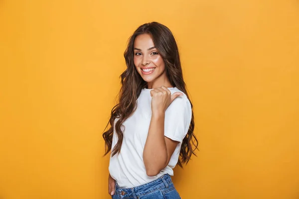 Retrato Uma Jovem Sorridente Com Longos Cabelos Morena Sobre Fundo — Fotografia de Stock