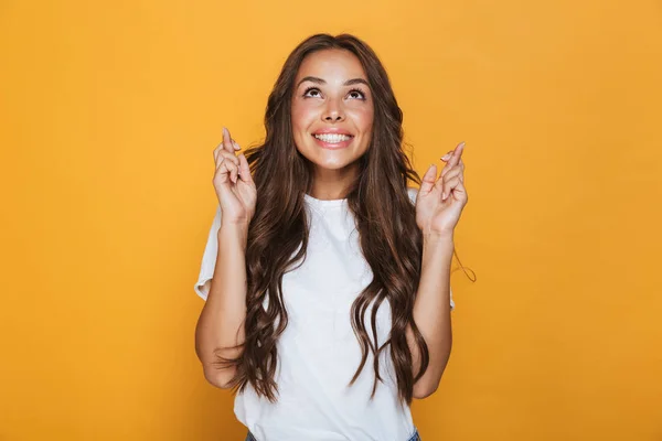 Retrato Uma Jovem Sorridente Com Longos Cabelos Morena Sobre Fundo — Fotografia de Stock