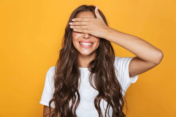 Imagen Mujer Excitada Años Con Pelo Largo Sonriendo Cubriendo Los — Foto de Stock