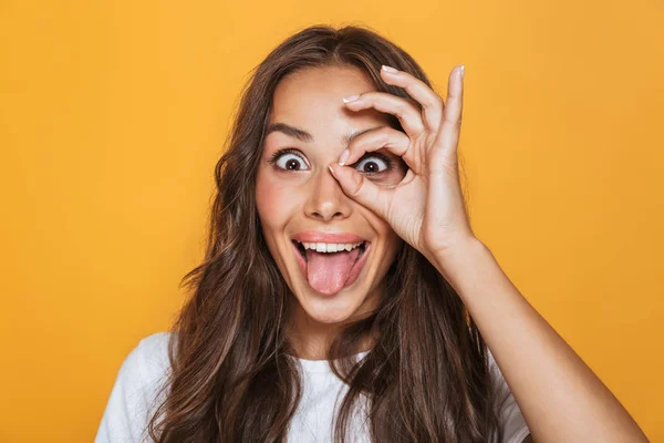 Retrato Mujer Morena Años Con Pelo Largo Sonriendo Mirando Través — Foto de Stock