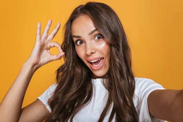 Retrato Mujer Hermosa Años Con Pelo Largo Marrón Riendo Mientras — Foto de Stock