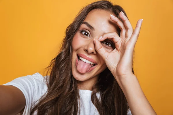 Portrét Ženy Zábavné 20S Dlouhými Vlasy Baví Při Pořizování Selfie — Stock fotografie