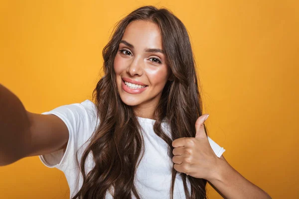 Retrato Mujer Joven Europea Años Con Pelo Largo Riendo Mostrando — Foto de Stock