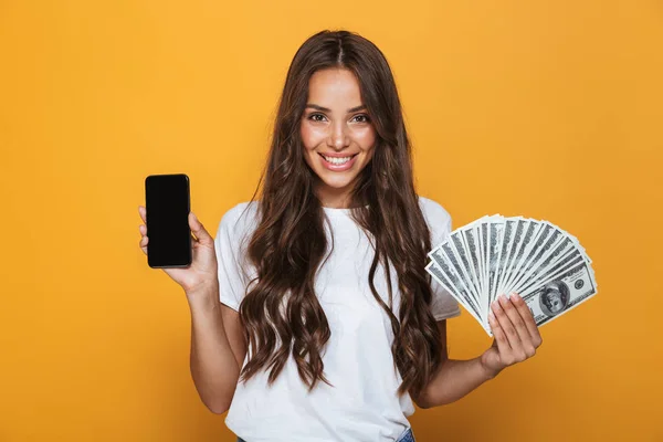 Retrato Una Joven Feliz Con Pelo Largo Morena Pie Sobre — Foto de Stock