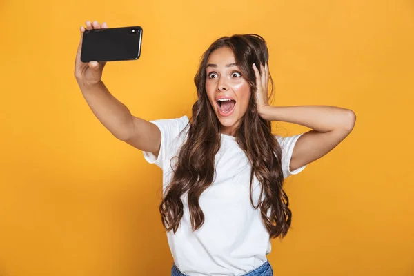 Uzun Saç Sarı Arka Plan Üzerinde Izole Smartphone Cep Telefonu — Stok fotoğraf