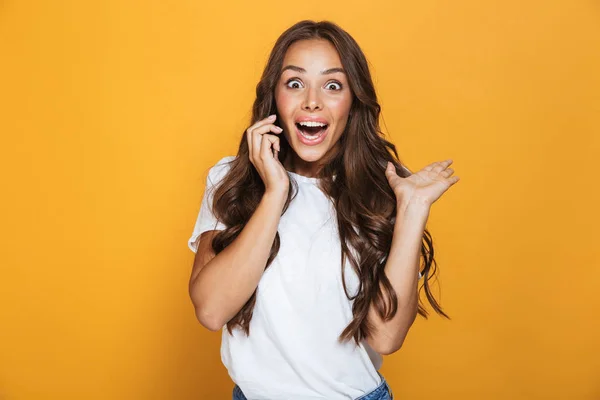 Retrato Bela Mulher Anos Com Cabelos Longos Rindo Falando Celular — Fotografia de Stock