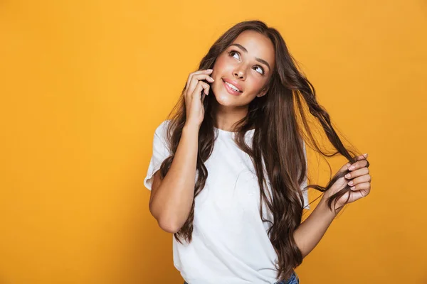 Retrato Mujer Hermosa Años Con Pelo Largo Sonriendo Hablando Teléfono — Foto de Stock