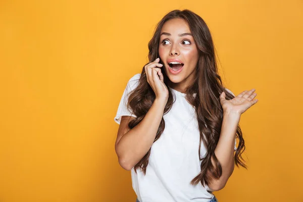 Retrato Mujer Europea Años Con Pelo Largo Gritando Hablando Teléfono — Foto de Stock