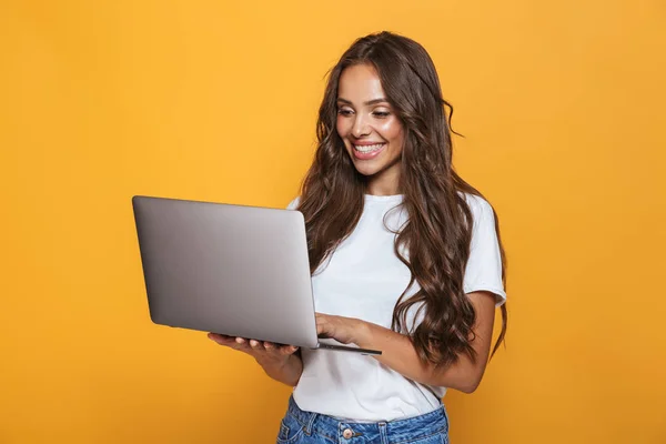 Retrato Mulher Feliz 20S Com Cabelos Longos Sorrindo Segurando Laptop — Fotografia de Stock