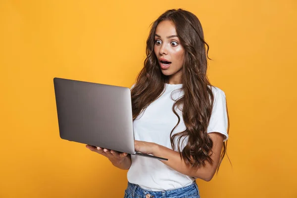 Portrait Shocked Woman 20S Long Hair Surprising Holding Gray Laptop — Stock Photo, Image