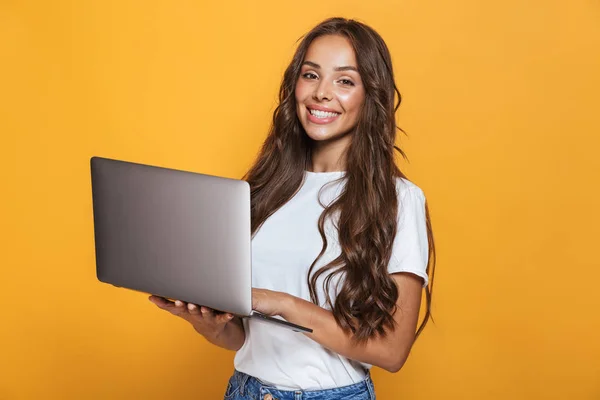 Ritratto Bella Donna 20S Con Capelli Lunghi Sorridente Tenendo Computer — Foto Stock