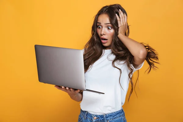 Retrato Mujer Joven Excitada 20S Con Pelo Largo Sorprendente Celebración — Foto de Stock