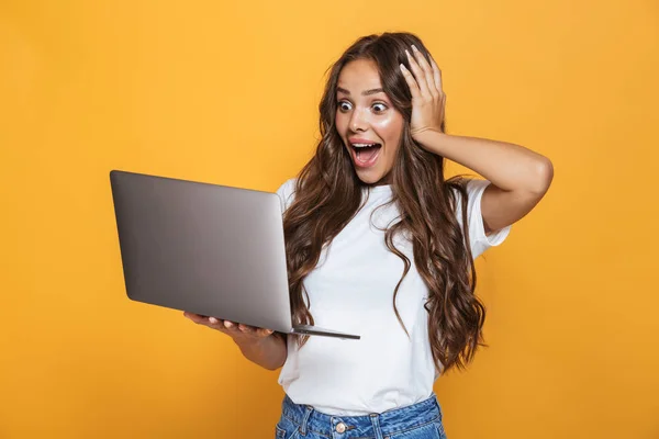 Ritratto Affascinante Donna Anni Con Capelli Lunghi Sorprendente Tenendo Computer — Foto Stock