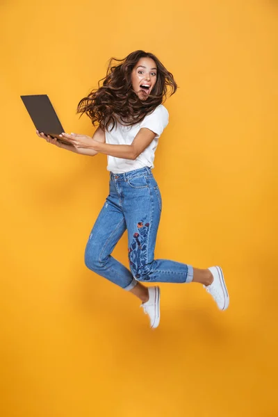 Volledige Lengte Portret Van Een Mooi Meisje Met Lang Donker — Stockfoto