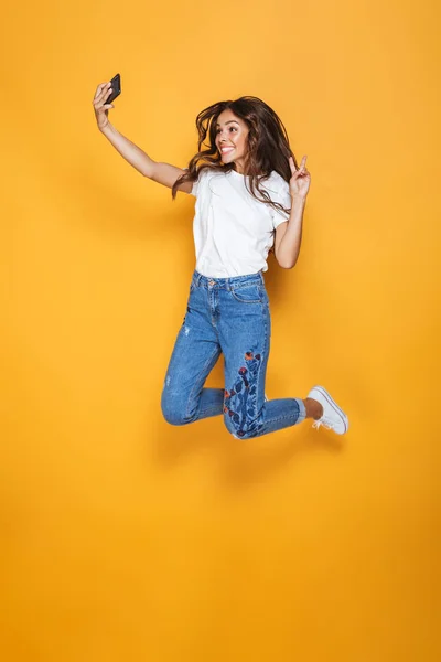 Retrato Larga Duración Una Chica Feliz Con Pelo Largo Oscuro — Foto de Stock