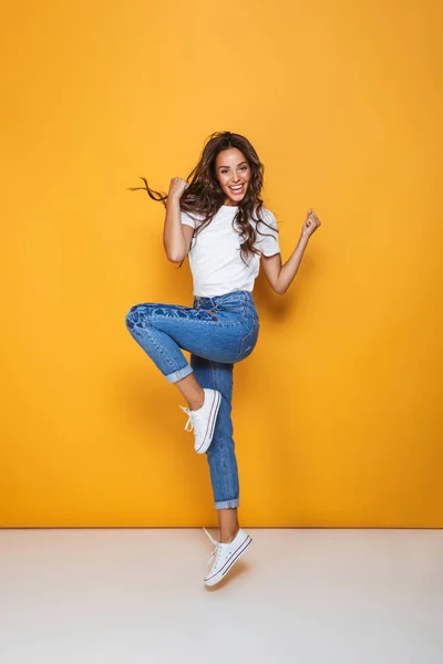 Retrato Comprimento Total Uma Menina Alegre Com Cabelo Escuro Longo — Fotografia de Stock