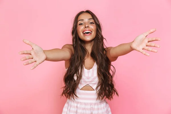 Immagine Felice Giovane Donna 20S Con Capelli Lunghi Indossa Vestito — Foto Stock