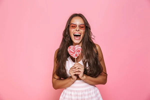 Foto Voor Fashion Vrouw 20S Dragen Zonnebril Lachen Eten Lollipop — Stockfoto
