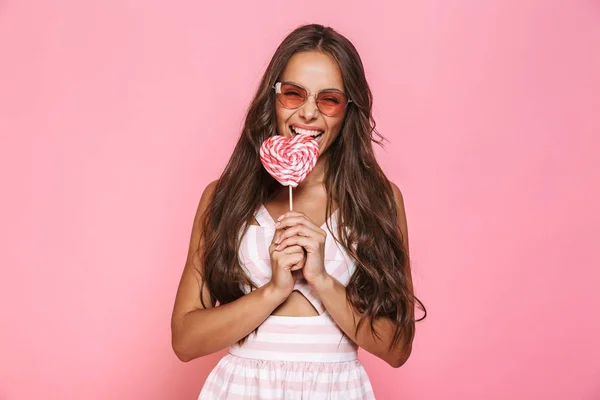 Foto Van Jonge Vrouw 20S Dragen Zonnebril Lachen Eten Lollipop — Stockfoto