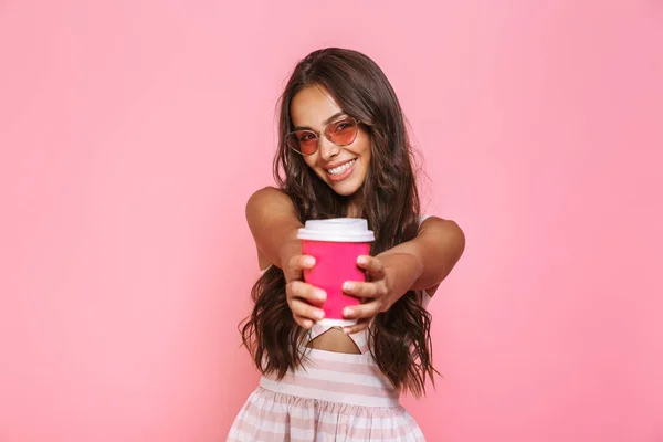 Foto Mujer Joven Años Usando Gafas Sol Riendo Sosteniendo Taza — Foto de Stock