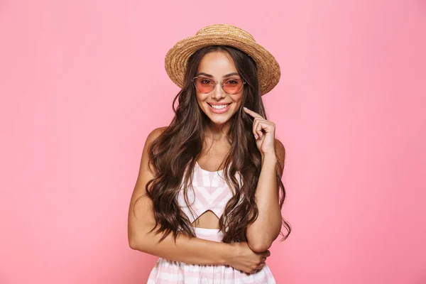 Φωτογραφία Ευτυχισμένη Γυναίκα 20S Φορώντας Γυαλιά Ηλίου Και Ψάθινο Καπέλο — Φωτογραφία Αρχείου