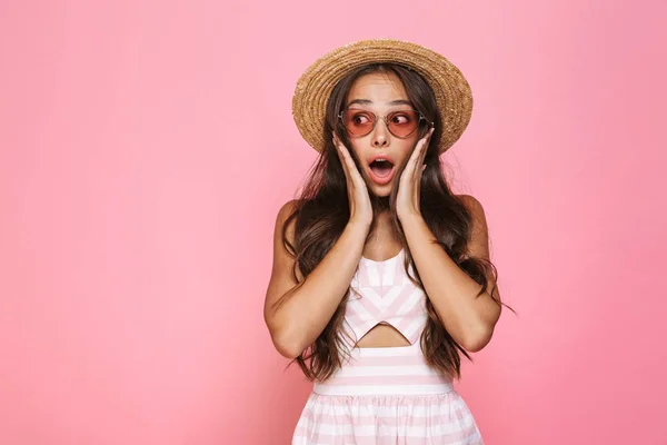 照片的兴奋的女人20S 戴着太阳镜和草帽在粉红色背景查出的相机尖叫 — 图库照片