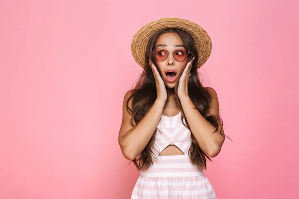 Foto Donna Eccitata 20S Indossando Occhiali Sole Cappello Paglia Urlando — Foto Stock