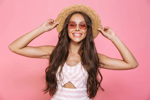 Foto Mulher Encantadora 20S Usando Óculos Sol Chapéu Palha Sorrindo — Fotografia de Stock