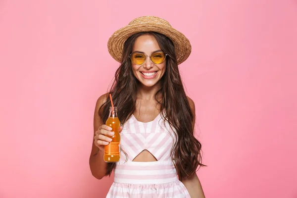 Foto Mujer Feliz 20S Usando Gafas Sol Sombrero Paja Bebiendo — Foto de Stock