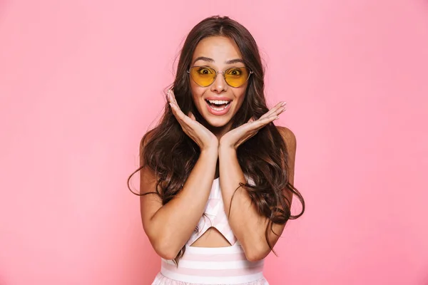 Foto Affascinante Donna 20S Indossare Occhiali Sole Sorridente Gioire Isolato — Foto Stock