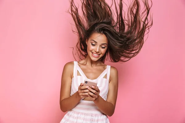 Foto Vacker Kvinna 20S Bär Klänning Leende Och Hålla Mobiltelefon — Stockfoto